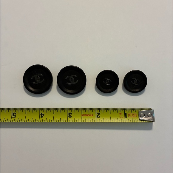 CHANEL Elegant Black Button Collection - Picture 2 of 4